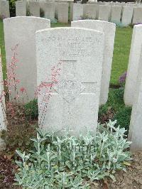 Bethune Town Cemetery - Mills, D