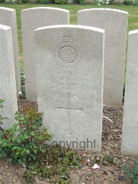 Bethune Town Cemetery - Moreton, E