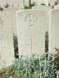 Bethune Town Cemetery - Richards, Harry Victor
