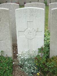 Bethune Town Cemetery - Roberts, H H