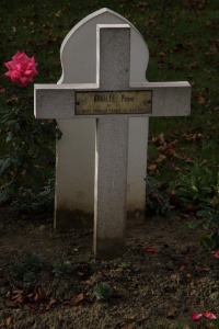 Bethune Town Cemetery - Rouille, Pierre
