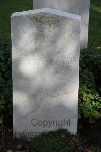 Bethune Town Cemetery - Runge, Edmund