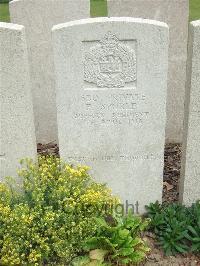 Bethune Town Cemetery - Sporle, F