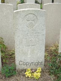 Bethune Town Cemetery - Squire, Leslie Charles Herman
