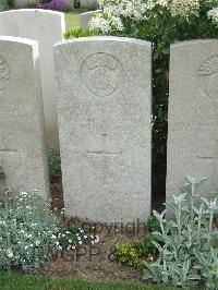 Bethune Town Cemetery - Thom, D