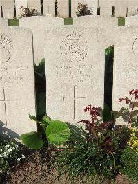 Bethune Town Cemetery - Thompson, Edward