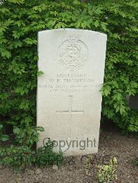 Bethune Town Cemetery - Thompson, William Frank