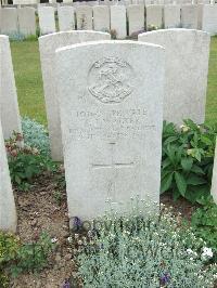 Bethune Town Cemetery - Walker, Roland James