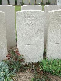 Bethune Town Cemetery - Wallis, F W