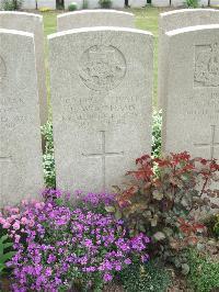 Bethune Town Cemetery - Woodhams, F