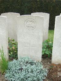 Bethune Town Cemetery - Young, T