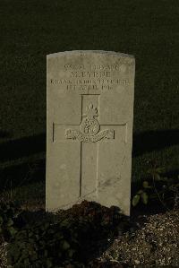 Bois-Carre Military Cemetery Haisnes - Byrne, M