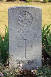 St. Sever Cemetery Rouen - Newitt, Leonard