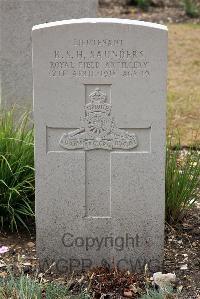 St. Sever Cemetery Rouen - Saunders, Robert Stratford Howard