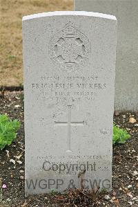 St. Sever Cemetery Rouen - Vickers, Eric Leslie