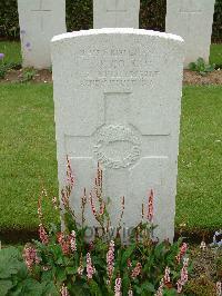 London Cemetery And Extension Longueval - Couch, R C