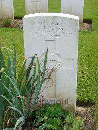 London Cemetery And Extension Longueval - Henry, Malcolm Robert