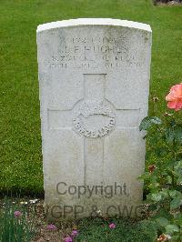 London Cemetery And Extension Longueval - Hughes, John Frederick