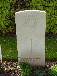 London Cemetery And Extension Longueval - Izzard, Frederick Charles