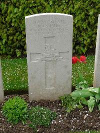 London Cemetery And Extension Longueval - Lambert, R