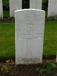 London Cemetery And Extension Longueval - Malyan, Spencer