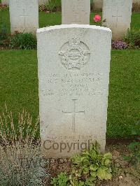 London Cemetery And Extension Longueval - MacDonald, Robert Gray