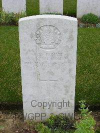 London Cemetery And Extension Longueval - McGough, Walter Colombo