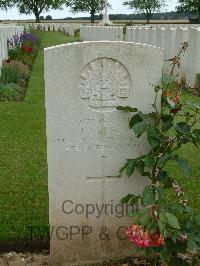 London Cemetery And Extension Longueval - Nelson, J