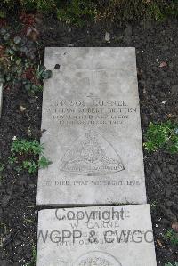 Boulogne Eastern Cemetery - Britten, William Robert
