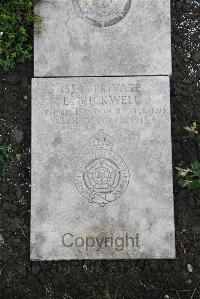 Boulogne Eastern Cemetery - Buckwell, L