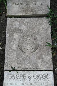 Boulogne Eastern Cemetery - Knowles, James William