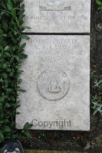 Boulogne Eastern Cemetery - Larssen, A A