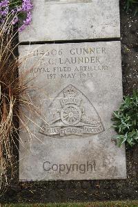 Boulogne Eastern Cemetery - Launder, T G