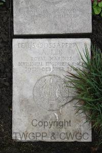 Boulogne Eastern Cemetery - Lee, A