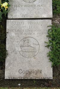 Boulogne Eastern Cemetery - Lee, W