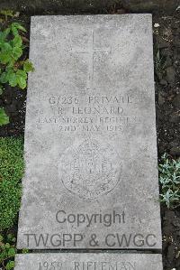 Boulogne Eastern Cemetery - Leonard, R