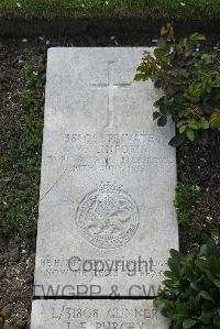 Boulogne Eastern Cemetery - Linford, William