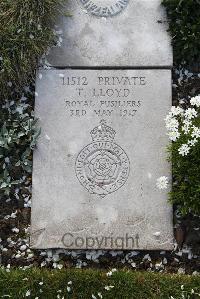 Boulogne Eastern Cemetery - Lloyd, T