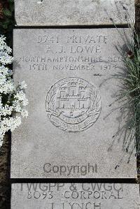 Boulogne Eastern Cemetery - Lowe, A J