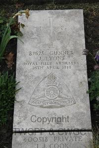 Boulogne Eastern Cemetery - Lyons, J