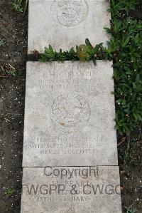 Boulogne Eastern Cemetery - Martin, J H C