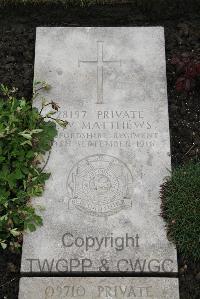 Boulogne Eastern Cemetery - Matthews, C W