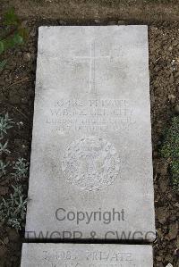 Boulogne Eastern Cemetery - McGlinchy, W B