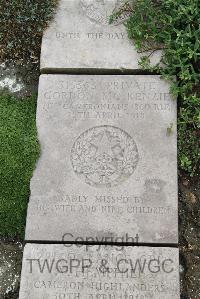 Boulogne Eastern Cemetery - McKenzie, Gordon