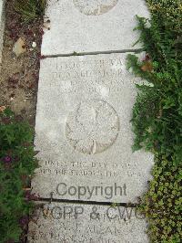 Boulogne Eastern Cemetery - McRae, Donald