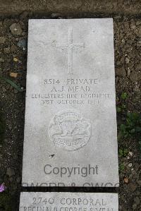 Boulogne Eastern Cemetery - Mead, A J