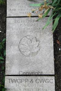 Boulogne Eastern Cemetery - Mee, P W