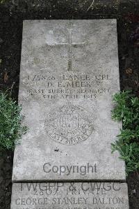 Boulogne Eastern Cemetery - Meek, D E
