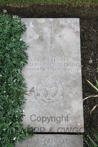 Boulogne Eastern Cemetery - Meekums, Joseph Henry