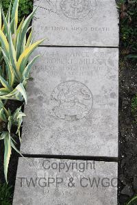 Boulogne Eastern Cemetery - Mills, Robert